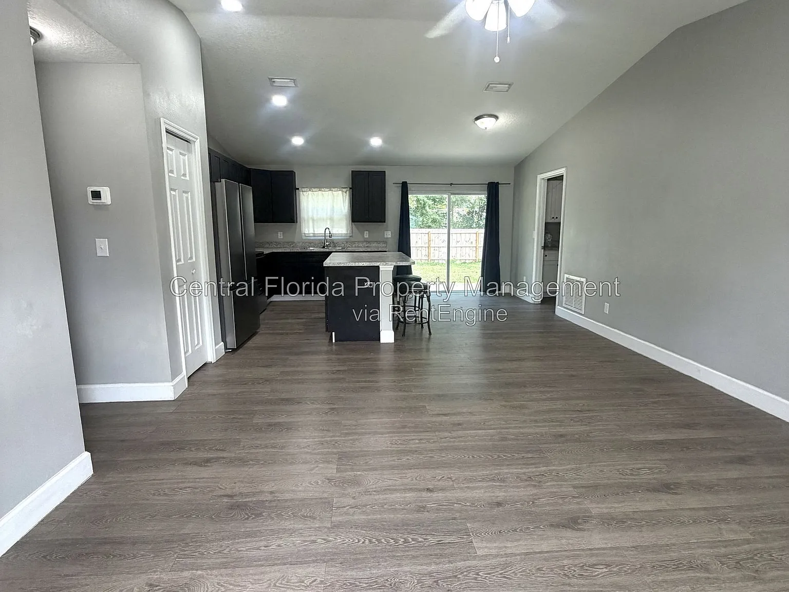 3 bed, 2.0 bath, 1189 sqft, $2,149 — Photo 2