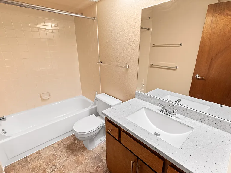 Lyons Court Apartments — Photo 15