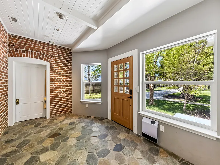 1049 Dressler Ln — Photo 13