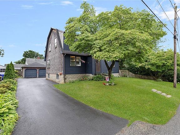 2nd image of 11 Coombs St E