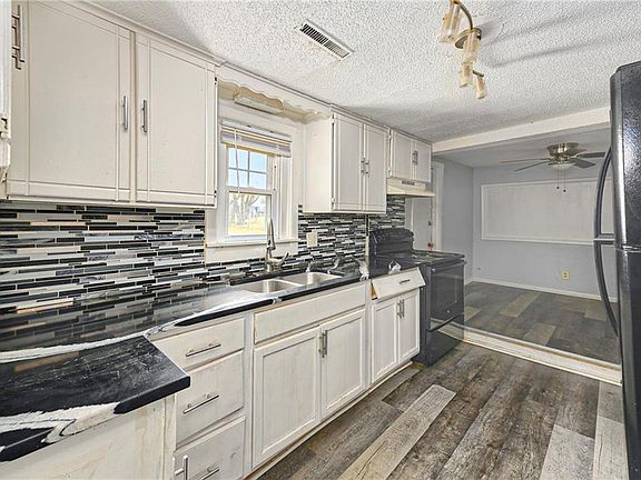 5th image of 1309 N Main St