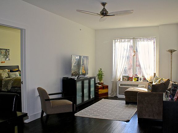 5th image of 109 Christopher Columbus Dr #4th
