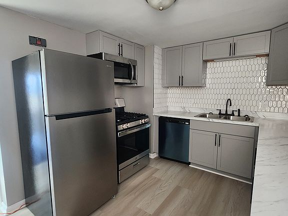 4th image of 219 E Grand Blvd