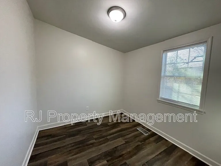 929 Birch St — Photo 17