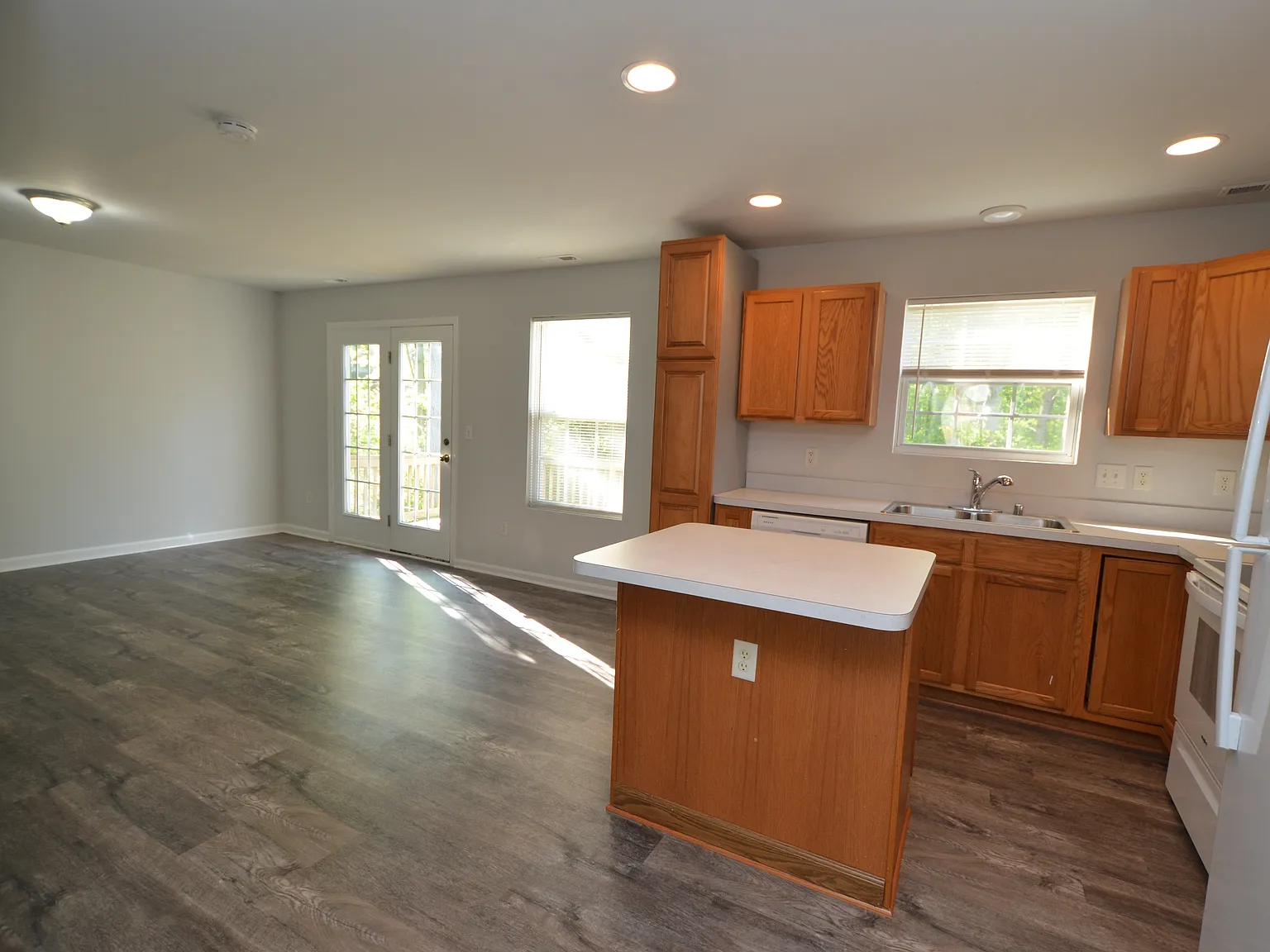 3 bed, 2.5 bath, 1560 sqft, $2,800 — Photo 2
