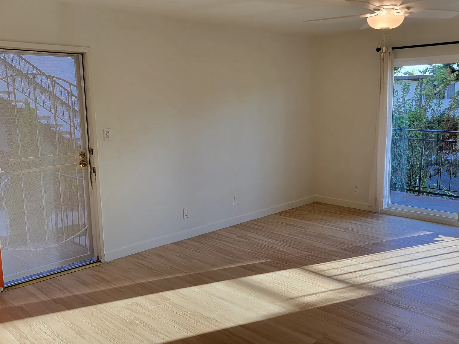 2 bed, 900 sqft, $4,300 — Photo 3
