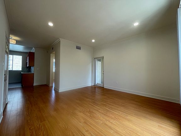 3rd image of 4105 Tujunga Ave APT 15