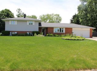 290 Essex Dr, Tipp City, OH 45371