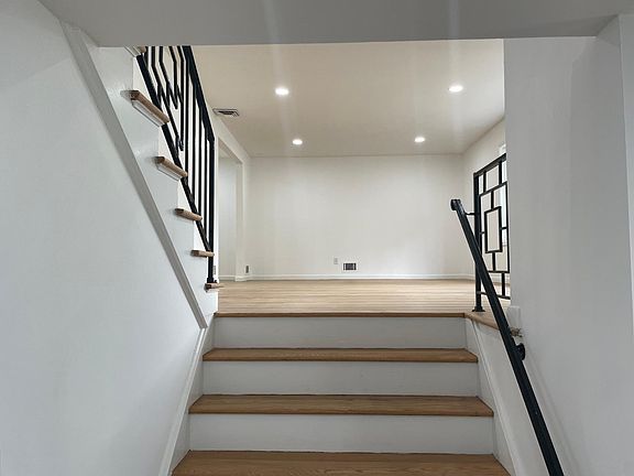 3rd image of 3 Lakeview Dr