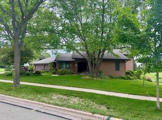 105 Pinnacle Dr, Lake Mills, WI 53551