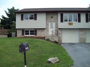 207 Manor Ridge Dr, Akron, PA 17501