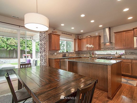 4th image of 426 S 187th Ln