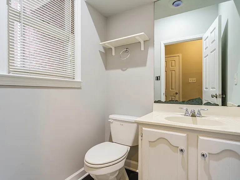 613 Kimberly Ln NE — Photo 3