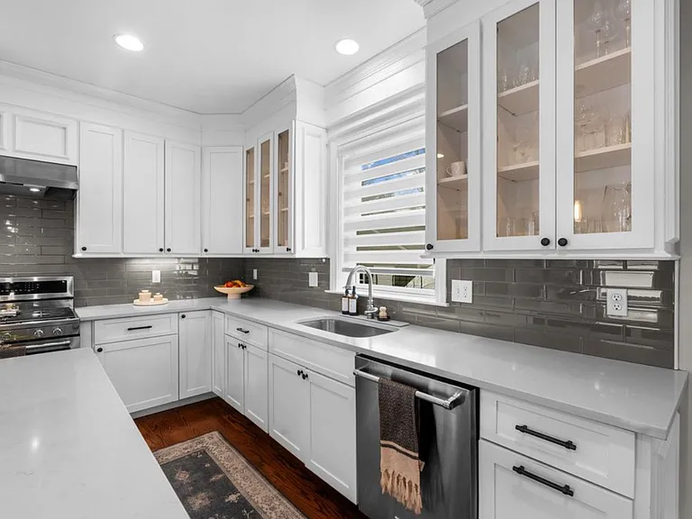 819 Irving Ave — Photo 16