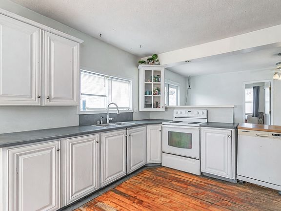 5th image of 2293 Woodlawn St