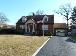 310 Floral Ln, Saddle Brook, NJ 07663