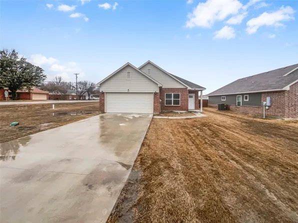 301 E Huffman St, Krum, TX 76249