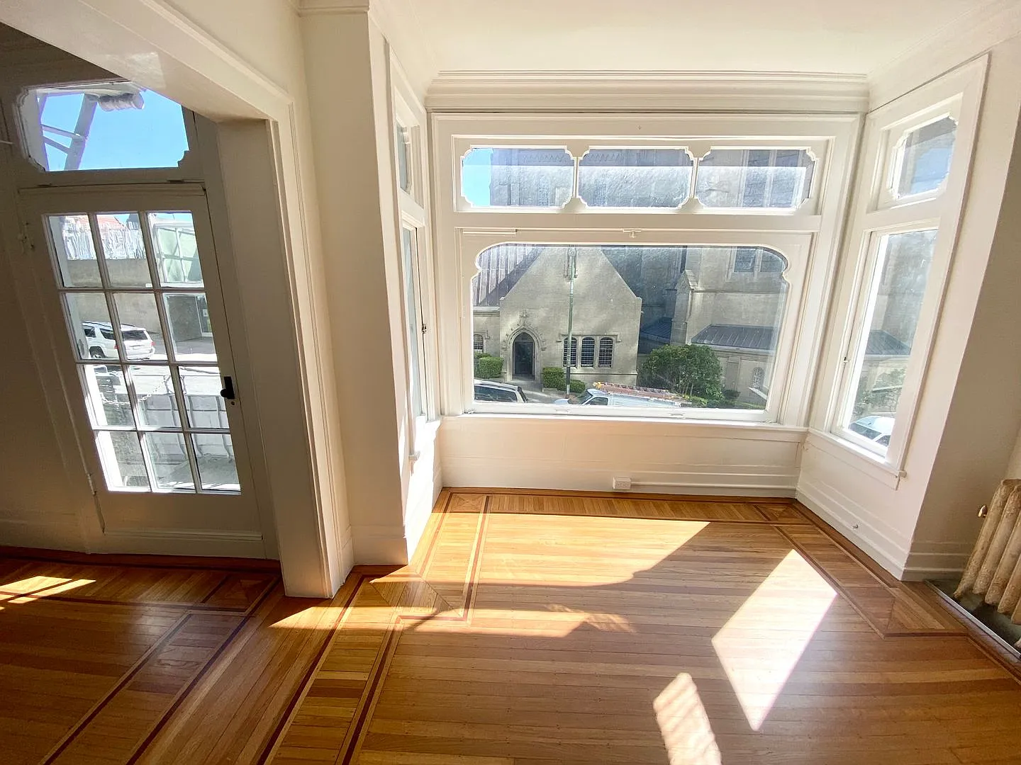 Leasing Now!! Renovated 1BD/1BA w/ Stunning Views & Tons of Natural Light! — Photo 3