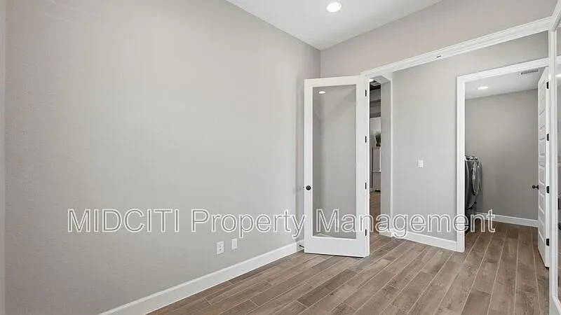3 bed, 2.0 bath, 1956 sqft, $2,700 — Photo 4