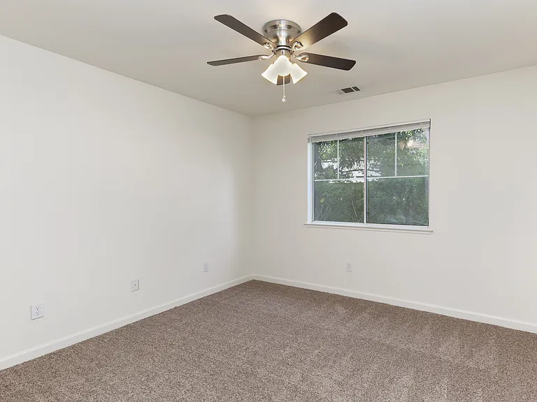 Sequoia Grove Apartments — Photo 9