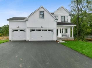 2860 Victoria St N, Roseville, MN 55113