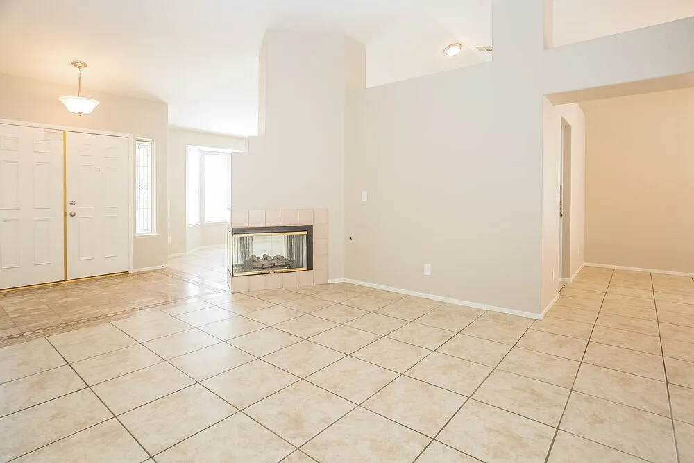 3 bed, 2.0 bath, 1509 sqft, $2,015 — Photo 2