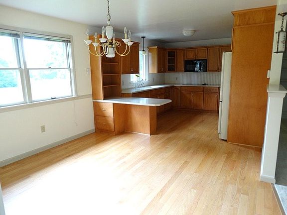 Dining Area & Kitchen