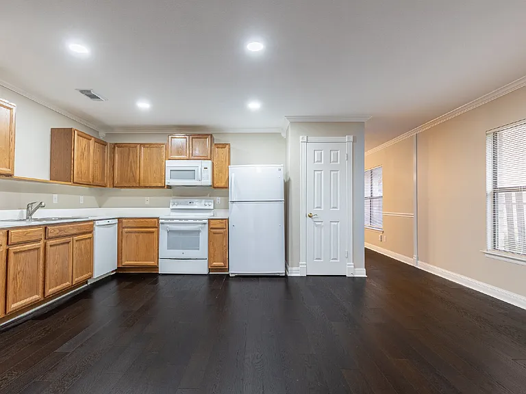 21514 Longwood — Photo 16