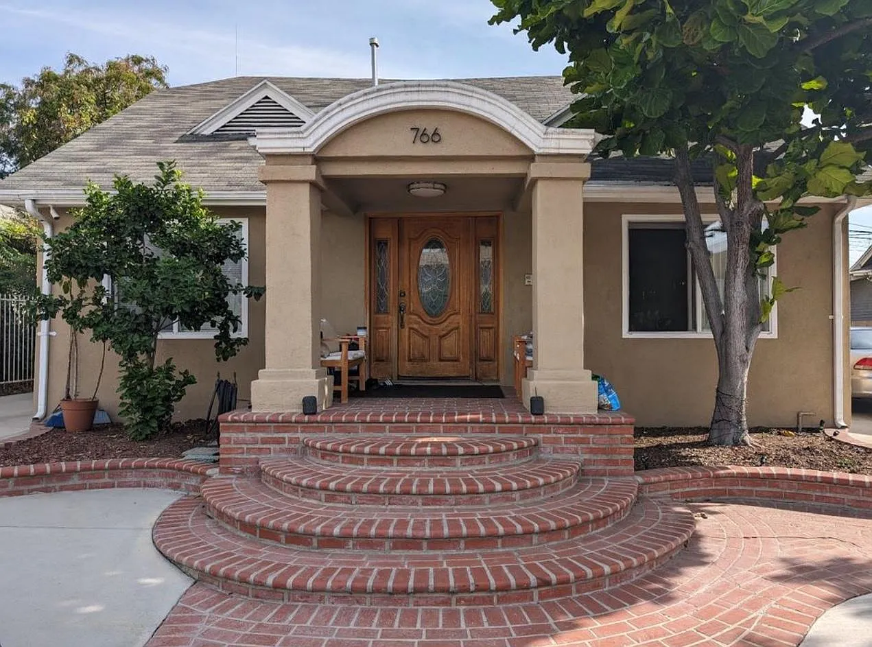 766 N Alexandria Ave — Photo 1
