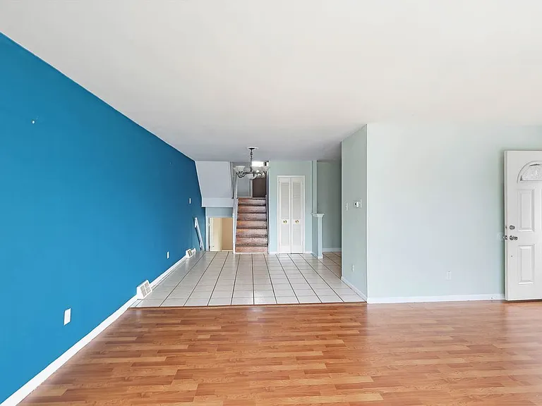 2217 Hoffnagle St — Photo 2