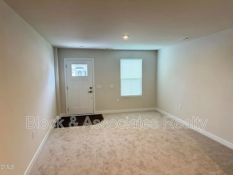 3 bed, 2.5 bath, $1,900 — Photo 2