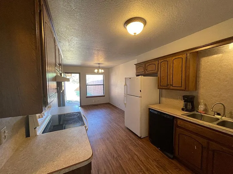 221 Skylark Ct — Photo 4