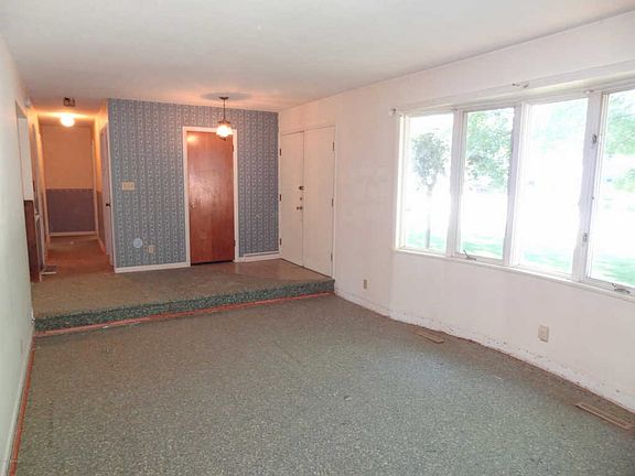 5th image of 3956 Woodlawn St
