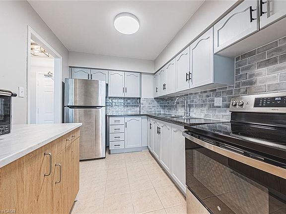 4th image of 180 Limeridge Rd W #103