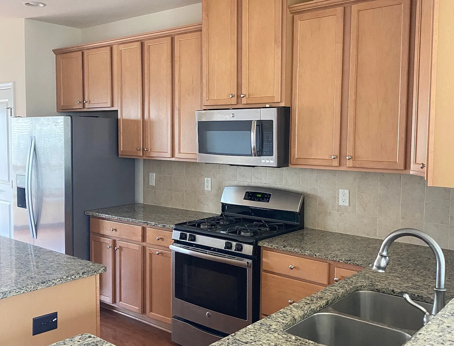 4 bed, 3.5 bath, 2242 sqft, $2,300 — Photo 3