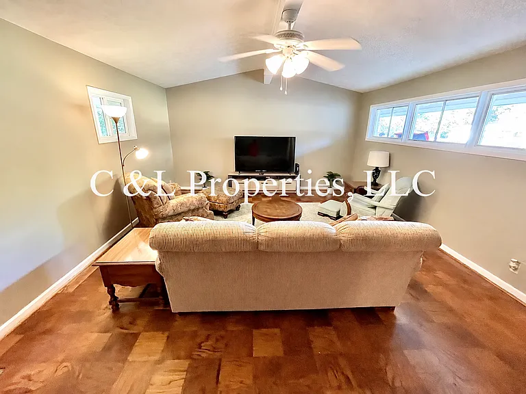 256 Sherwood Dr — Photo 3