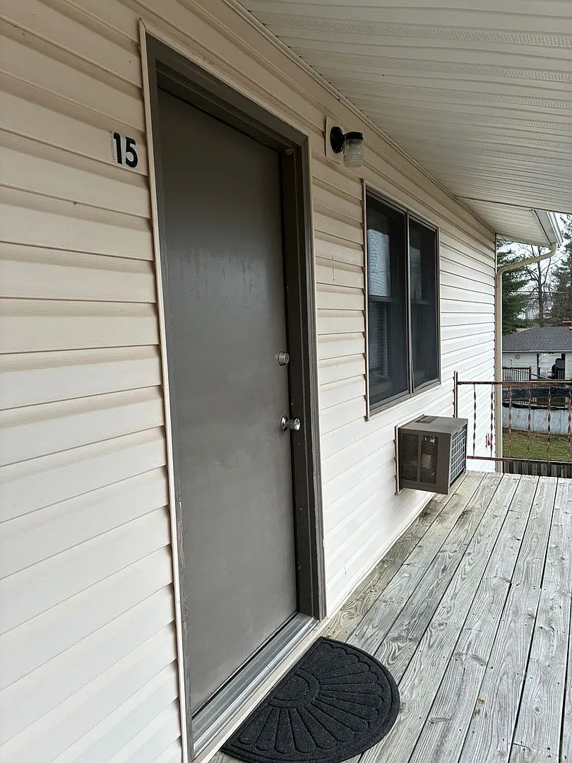 901 N Park St. — Photo 2