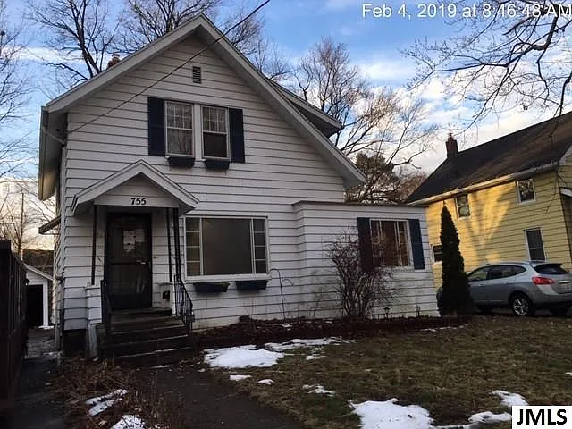 755 Douglas St photo 1