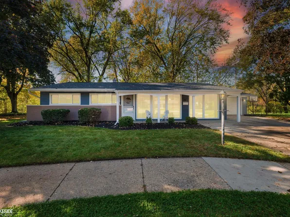 14 Woodside Cir, Mount Clemens, MI 48043