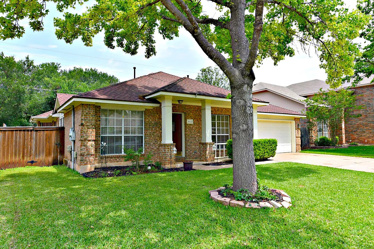 Building Photo - 3924 Newland Dr