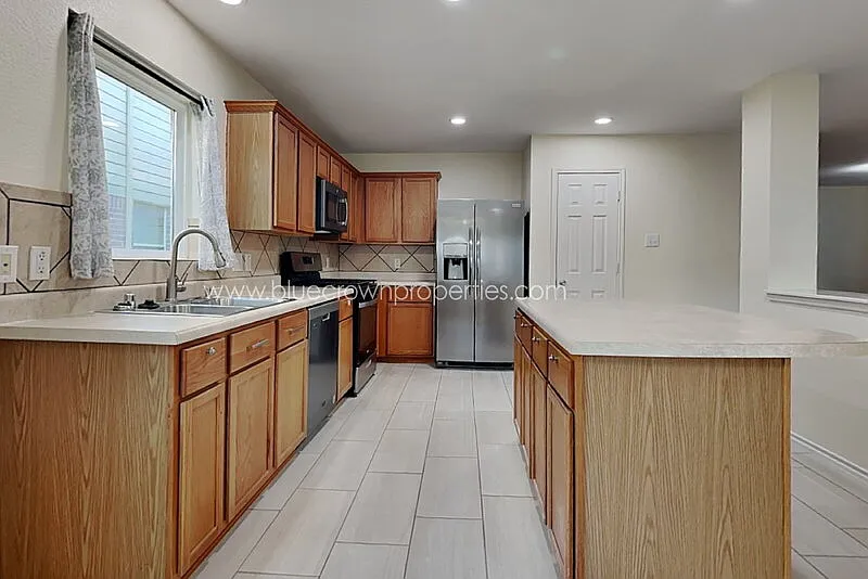 4 bed, 3.0 bath, 2680 sqft, $2,650 — Photo 4