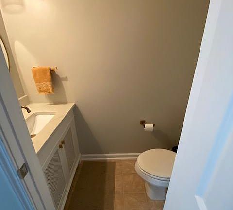 downstairs 1/2 bath