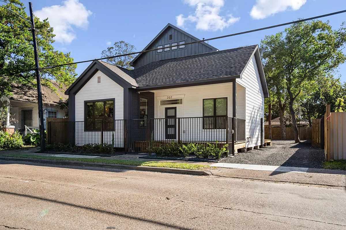 Building Photo - 207 S Lockwood Dr #1
