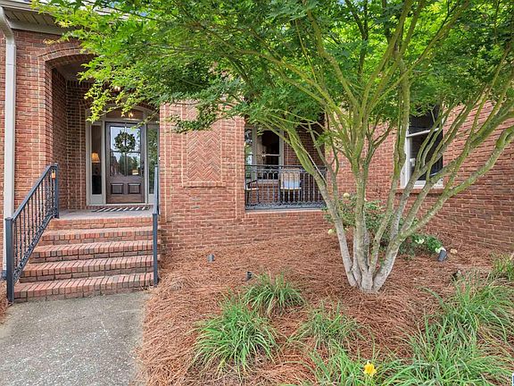 3rd image of 805 Rosemary Way