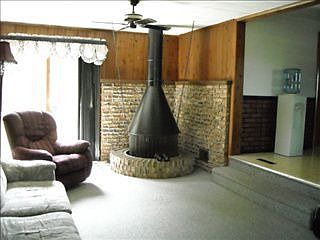 4th image of 801 Emerald Ln