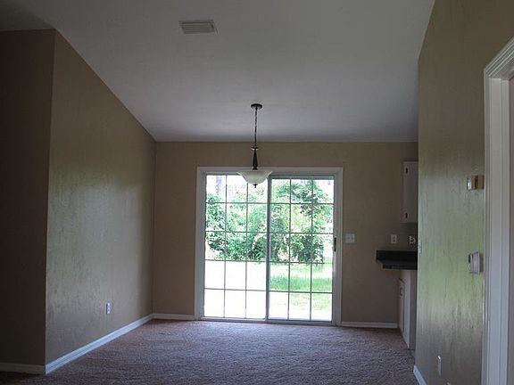 5th image of 34 Essex Ln