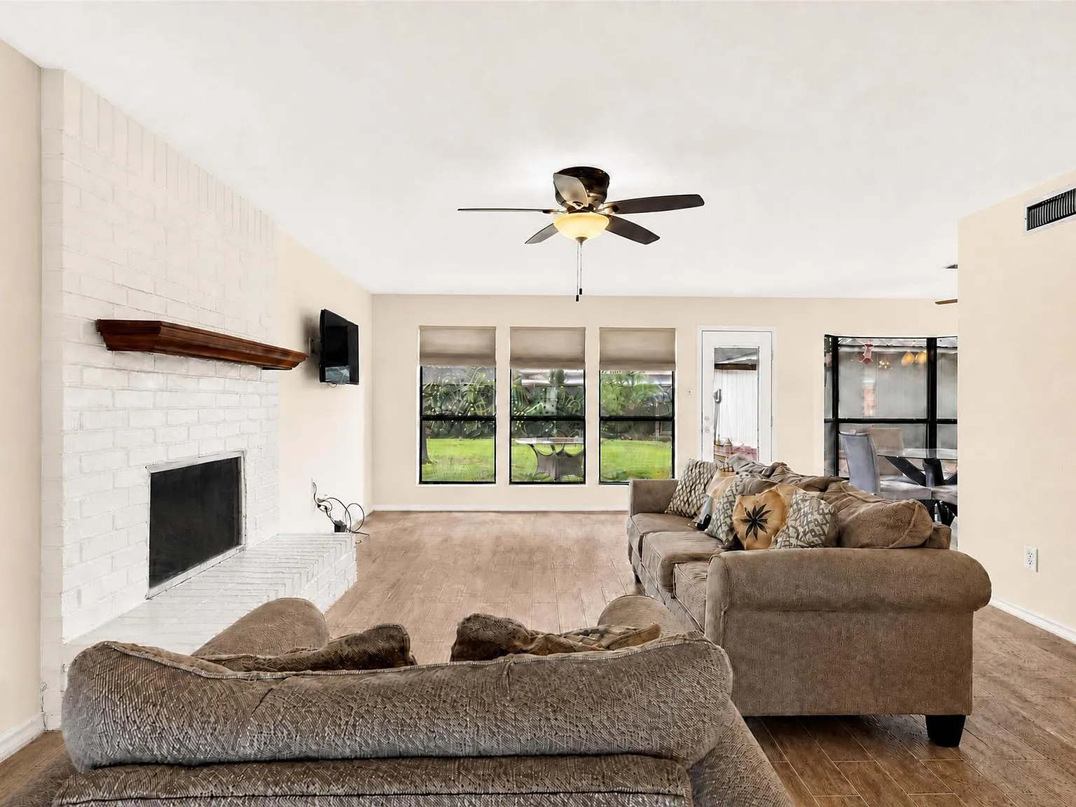 4 bed, 2.5 bath, 2312 sqft, $2,495 — Photo 4