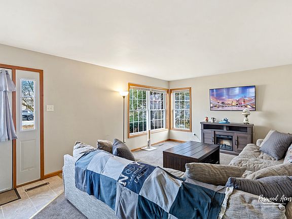 3rd image of 260 Anita Dr