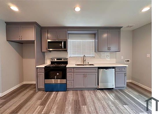4th image of 705 W 82nd St