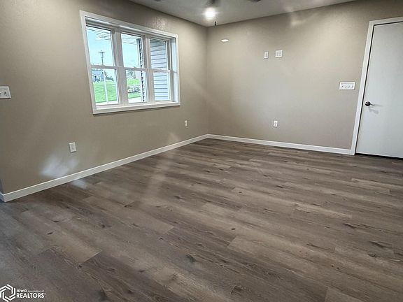 3rd image of 905 Iowa Dr